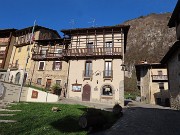 04 Parcheggiamo auto in Piazza Alpini davanti alla Casa Alpini Bracca 